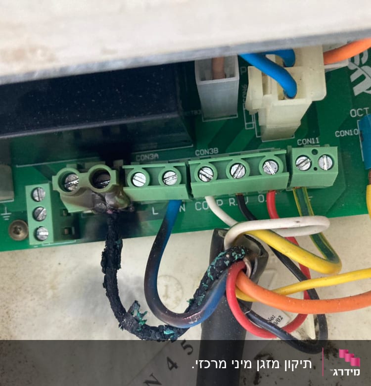 חיבורי חוטים בלוח חשמל של מזגן